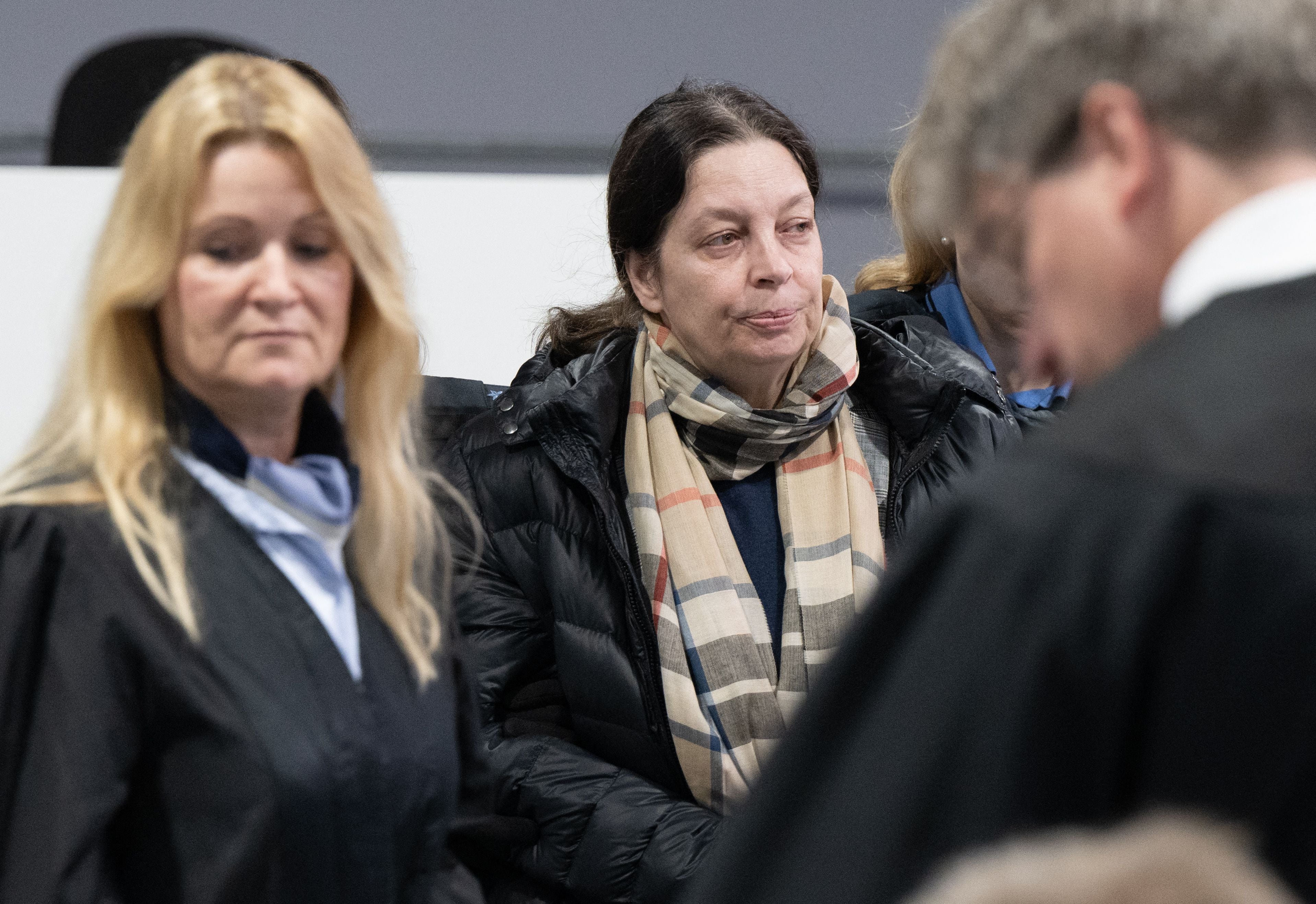 La acusada Birgit Malsack-Winkemann (der), jueza y ex diputada del partido de extrema derecha Alternativa para Alemania. (Foto de Boris Roessler / AFP).
