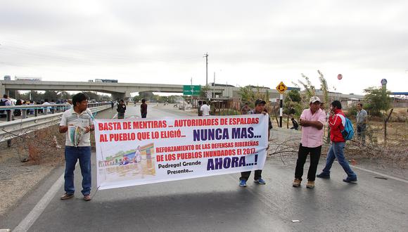 Pobladores del Bajo Piura han bloqueado las principales vías de acceso hacia Catacaos, Cura Mori y Piura. (Foto: Ralph Zapata)