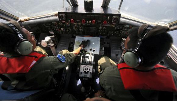 Malasia: dos destructores de EE.UU. buscan al avión en el mar