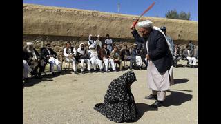 Afganistán: mujer recibe 100 latigazos por adulterio [VIDEO]