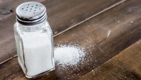 Elimina el salero de tu mesa, si buscas reducir el consumo de sal. (GETTY IMAGES)