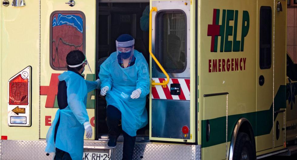 Imagen referencial. Un trabajador de salud ayuda a un colega a bajar de una ambulancia en medio de la pandemia del coronavirus en Chile, el 15 de mayo de 2020. (AFP / Martin BERNETTI).