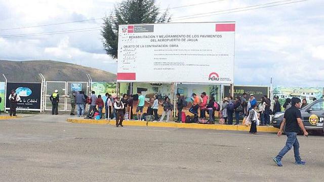 Junín: cientos hacen colas para viajar a Lima en puente aéreo - 1