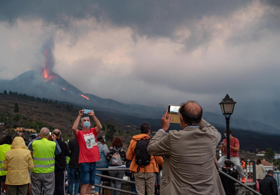 El volcán de Cumbre Vieja en La Palma se ha convertido en este feriado en un gran atractivo turístico. (EFE/ Miguel Calero).