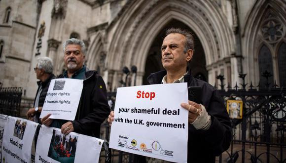 Activistas por los derechos de los solicitantes de asilo protestan frente a los Tribunales Reales de Justicia en Londres, Gran Bretaña, el 29 de junio de 2023 (Foto: EFE/EPA/TOLGA AKMEN)