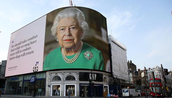 Coronavirus en Reino Unido | Ultimas noticias | Último minuto: reporte de infectados y muertos sábado 11 de abril del 2020 | Covid-19 | Una imagen de la reina Isabel II con un fragmento de su reciente discurso sobre el coronavirus. (AFP / ISABEL INFANTES).