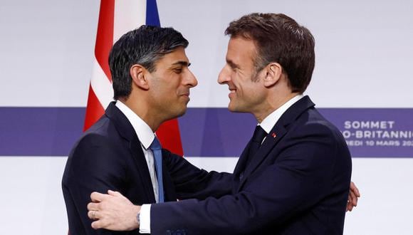 El presidente francés Emmanuel Macron (D) y el primer ministro británico Rishi Sunak se abrazan en una rueda de prensa conjunta con el primer ministro británico en el marco de la Cumbre franco-británica celebrada en el Palacio del Elíseo de París , Francia, 10 de marzo de 2023. (Foto: EFE/EPA/GONZALO FUENTES)