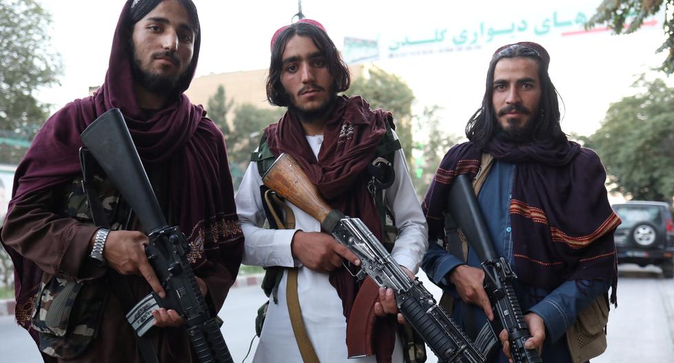 Jóvenes combatientes talibanes patrullan con sus armas las calles de Kabul. REUTERS