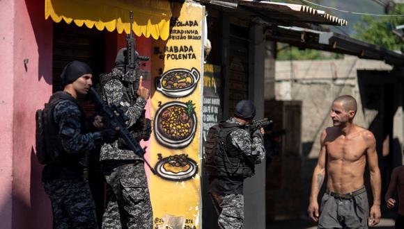 La policía participa en un operativo contra presuntos narcotraficantes en la favela Jacarezinho en Río de Janeiro, Brasil, el 6 de mayo de 2021. (MAURO PIMENTEL / AFP).