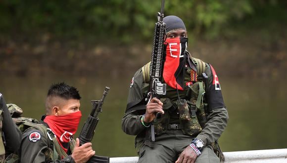 Rebeldes del Ejército de Liberación Nacional (ELN) patrullan el río Baudó en la provincia de Chocó, Colombia, el 26 de octubre de 2023. (Foto de Daniel Muñoz / AFP)