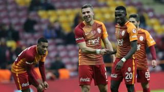 Podolski la rompió en Turquía: ¡marcó 5 goles en 59 minutos!