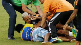 Neymar fue derribado por hinchas que invadieron entrenamiento