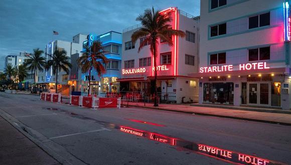 Una vista del popular Ocean Drive durante el toque de queda de South Beach de 8 pm-6 am. La ciudad de Miami está luchando contra la propagación del coronavirus. (EFE / EPA / CRISTOBAL HERRERA-ULASHKEVICH).