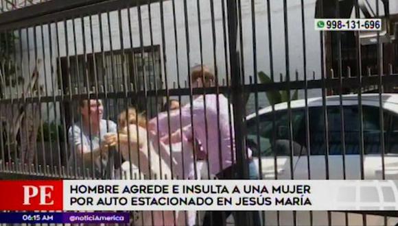 Julián Francisco León Velarde&nbsp;y Jimena Mujica discutían por un carro estacionado en la cochera del condominio. (Captura: América Noticias)