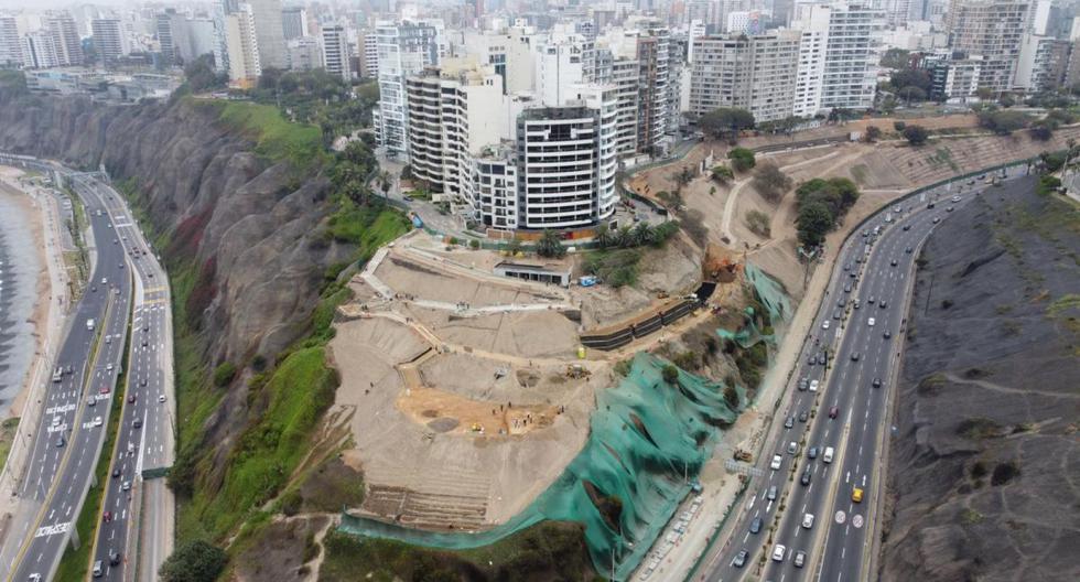Vista aérea del malecón Armendariz, en Miraflores, donde se construye el parque Bicentenario. Las obras deben concluir en diciembre. (Foto: César Campos @photo.gec)
