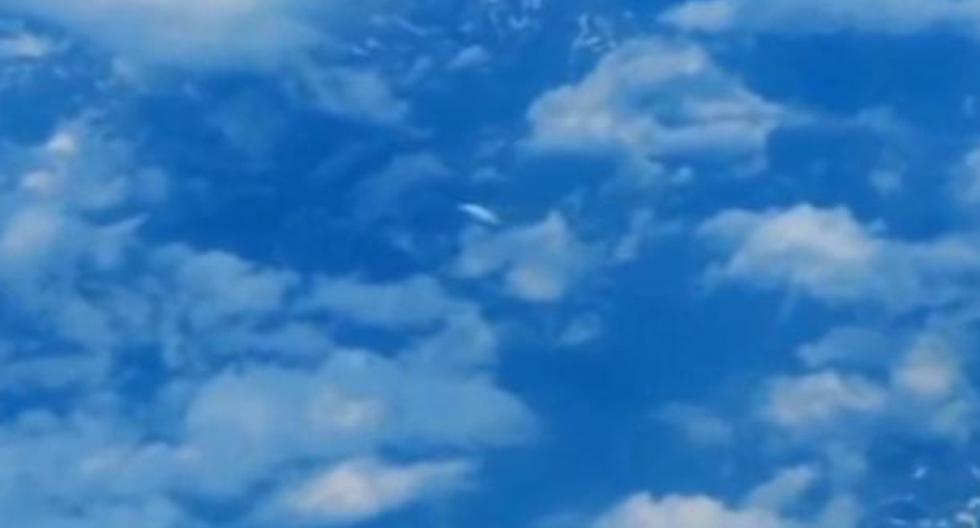 Supuesto OVNI captado desde un avión en pleno vuelo (YouTube)