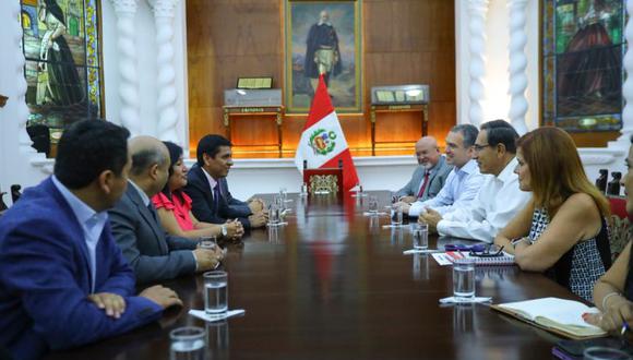Tras el Consejo de Ministros, Vizcarra y Del Solar dialogaron por casi hora y media con congresistas de Peruanos por el Kambio. (Foto: Presidencia)