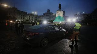 Vehículo ingresó y quedó estacionado dentro de la Plaza San Martín pese a cierre ante anuncios de mítines por elecciones