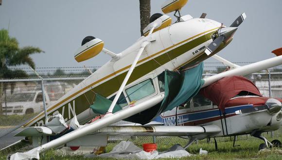 Un avión volcado por un probable tornado producido por las bandas exteriores del huracán Ian en el aeropuerto North Perry, en Pembroke Pines, Florida. (Foto AP/Wilfredo Lee).