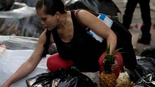 Crisis obliga a venezolanos a buscar comida en la basura