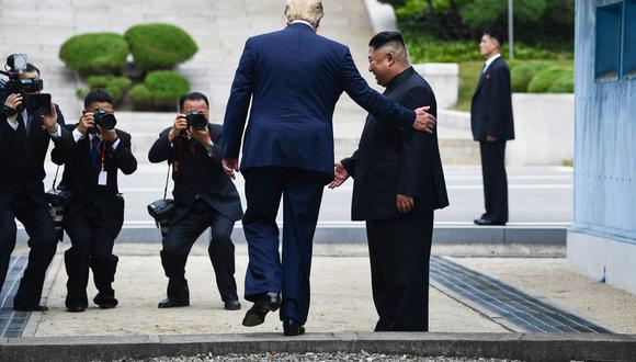 Donald Trump y Kim Jong-un en la frontera Desmilitarizada DMZ:"¿Quiere que cruce la línea?", preguntó el presidente de Estados Unidos a su homólogo de Corea del Norte antes de hacer historia. (AFP).