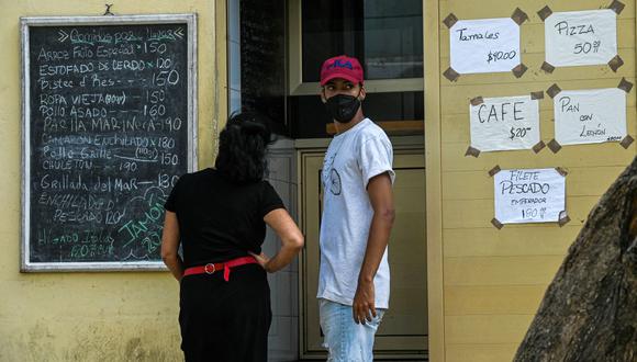 Los clientes esperan sus pedidos en un restaurante privado de La Habana, el 6 de octubre de 2021. (YAMIL LAGE / AFP).