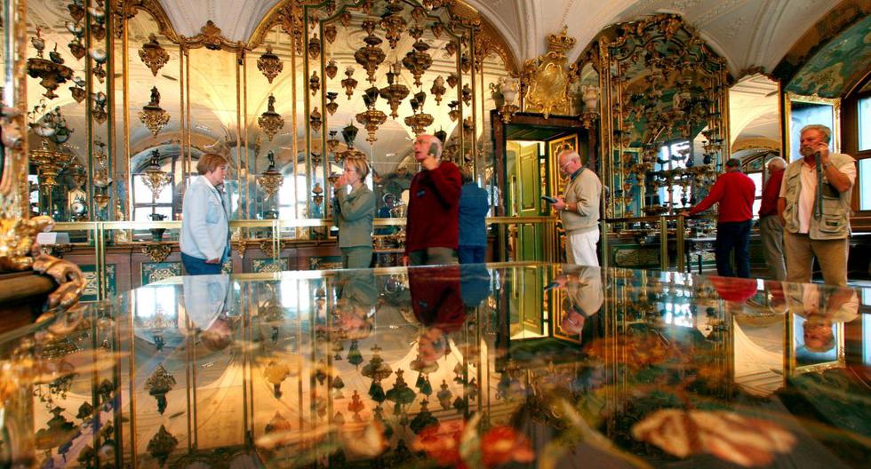 Un grupo de visitantes recorren la histórica Bóveda Verde (Gruenes Gewoelbe) del castillo de Dresde en el 2007. (Archivo / EFE)