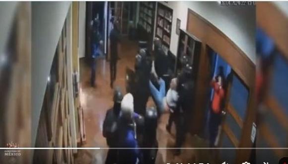 AMLO presenta video inédito del asalto a la embajada de México en Ecuador.