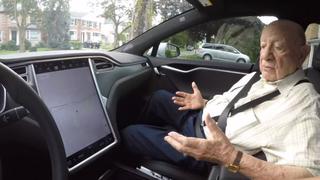 YouTube: la reacción de un anciano al viajar en un auto eléctrico y autónomo