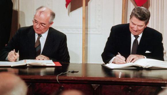 El presidente de la URSS, Mijaíl Gorbachov, y el de Estados Unidos, Ronald Reagan, firman el tratado INF el 8 de diciembre de 1987 en Washington.