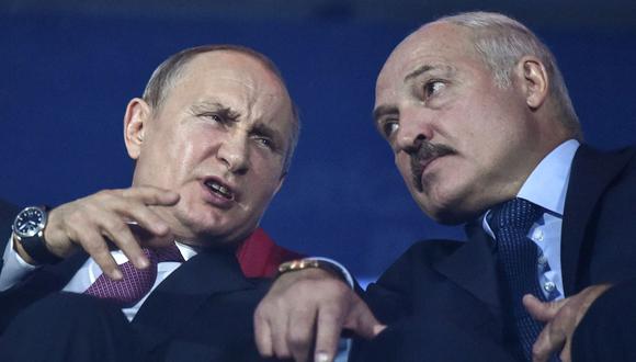 El presidente de Rusia, Vladimir Putin (izquierda), y su par de Bielorrusia, Alexandr Lukashenko, asisten a la ceremonia de clausura de los Juegos Europeos de 2019 en Minsk el 30 de junio de ese año. (Sergei GAPON / AFP).
