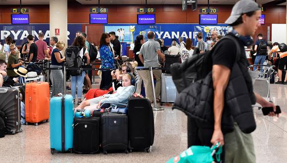 Pasajeros hacen cola en los mostradores de facturación de Ryanair en la Terminal 2 del aeropuerto de El Prat en Barcelona. (Foto referencial)