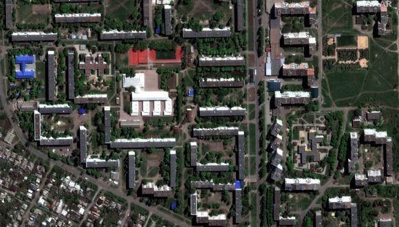 Imagen de archivo | Edificios escolares y de apartamentos en Bajmut, en el este de Ucrania, el 8 de mayo de 2022. (Imagen satelital 2023 Maxar Technologies / AFP)