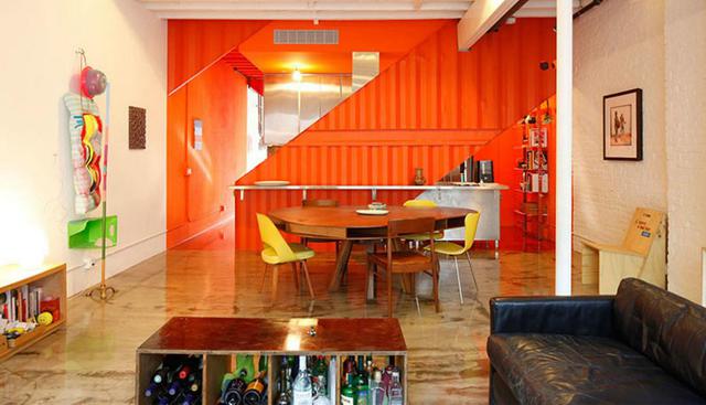 Esta antigua casa de Brooklyn construida en los años 30 fue traída al siglo XXI con un toque brillante de naranja. El proyecto Irving Place fue realizado por el estudio Lot-Ek. (Foto: lot-ek.com)
