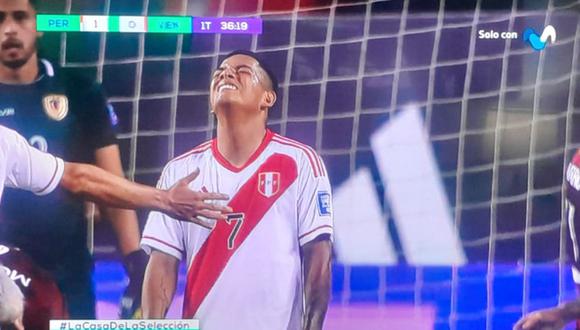 Joao Grimaldo casi anota el 2-0 de Perú ante Venezuela | Captura de video