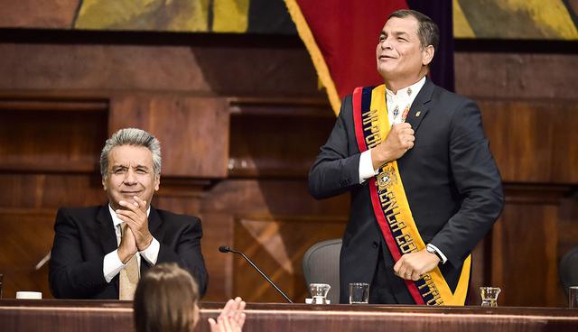 Ecuadorean new President Lenin Moreno (L) and outgoing President Rafael Correa are pictured at the National Assembly in Quito on May 24, 2017 during the former's inauguration ceremony. / AFP / Rodrigo BUENDIA