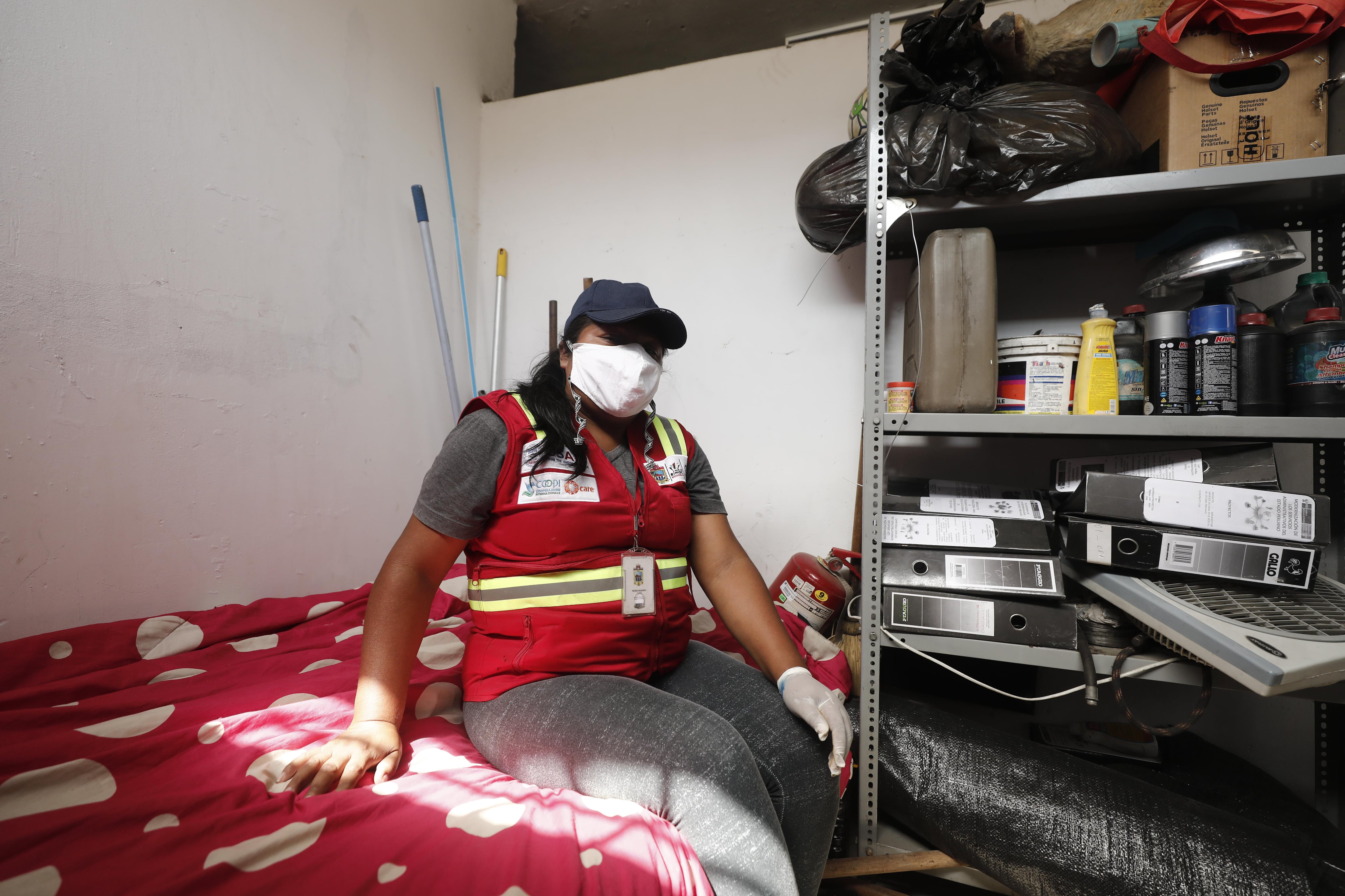 Elizabeth León supervisa al equipo de limpieza de la Municipalidad del Rímac. Desde que inició la cuarentena por el brote del COVID-19 no ha podido volver a casa. Teme contaminarse y contagiar a una de sus hijas, quien sufre de asma y diabetes (Foto: Leandro Britto/GEC).