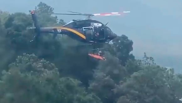 El equipo de rescate llegó a bordo de un helicóptero para salvar la vida del hombre que cayó 200 metros al interior de un cráter del volcán Xitle en México. | Foto: Seguridad Ciudadana de Ciudad de México (SSC)