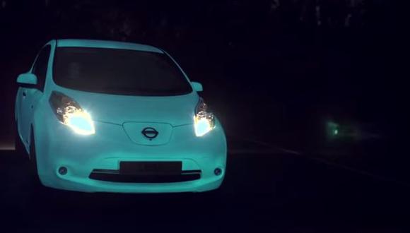 YouTube: auto brilla en oscuridad con pintura orgánica (VIDEO)