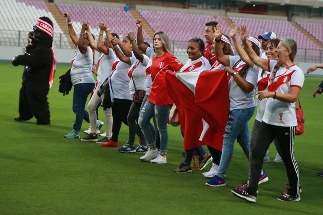 Hinchas le brindaron su respaldo a Paolo Guerrero con una marcha. (Vidal Tarqui/Andina)