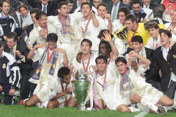Real Madrid, with Fernando Morientes, celebrating the Champions League achieved.  (Photo: AFP)