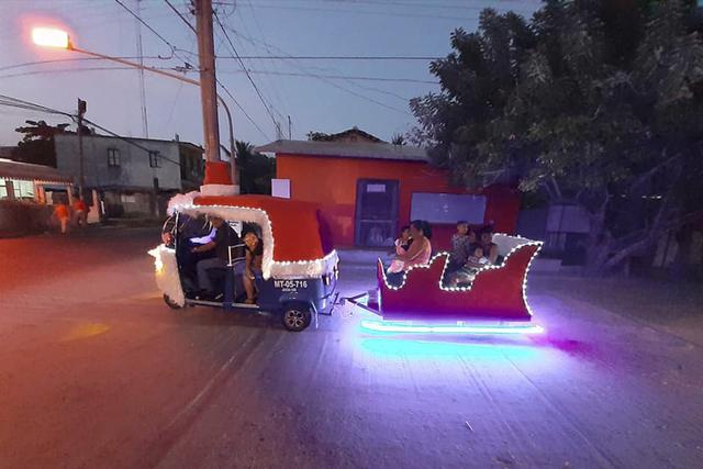 Abuelito gasta sus ahorros en convertir su moto en un trineo navideño para niños. (Facebook | Arturo Garcia)