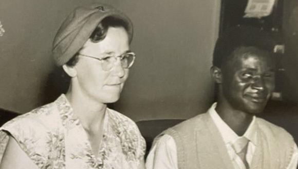 La decisión de la británica Ruth Holloway y el keniano John Kimuyu de casarse provocó una tormenta mediática. (CORTESÍA FAMILIA KIMUYU).