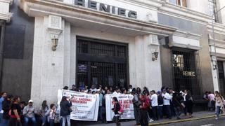 Arequipa: trabajadores del Reniec acatan huelga indefinida y realizan plantón