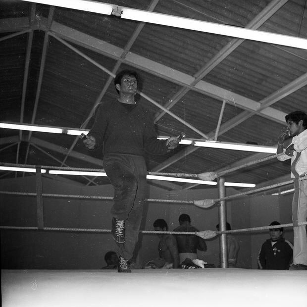 Mexico City, October 1975. In the image, Segundo Cobeñas preparing for his fight with Sugar Ray Leonard, by then a dangerous North American amateur boxer.  (Photo: Jorge Chávez / GEC Historical Archive)

