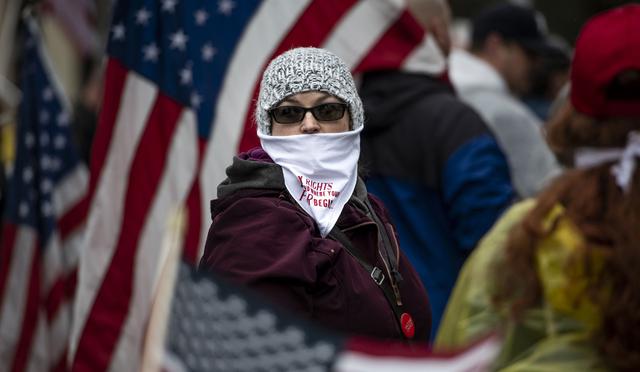 Los manifestantes se congregan en el edificio del Capitolio durante la "manifestación patriota estadounidense en Capitol Lawn", en Lansing, Michigan. (Foto: AP/Nicole Hester)