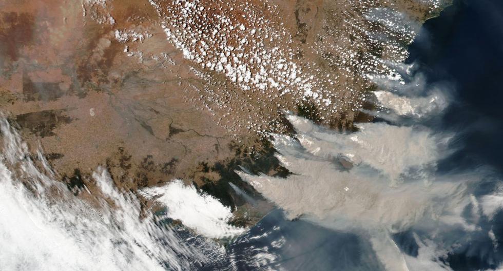 Una Imagen satelital muestra los incendios forestales en Victoria y Nueva Gales del Sur en Australia. (Foto: EFE)