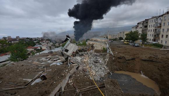Imagen que muestra las secuelas de los recientes bombardeos sobre Stepanakert, en Nagorno-Karabaj. (Foto de Karo Sahakyan / Gobierno armenio / AFP).
