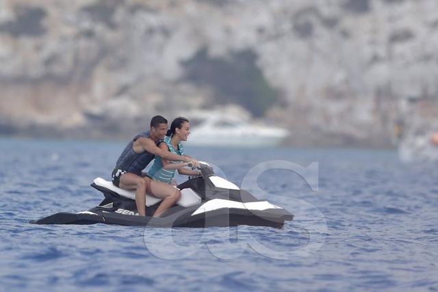 Cristiano en una moto acuática con Georgina. (Foto: AS)