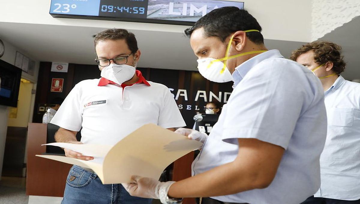 El ministro Edgar Vásquez visitó este martes los establecimientos limeños donde los peruanos y extranjeros están acatando la cuarentena. (Foto: Mincetur)